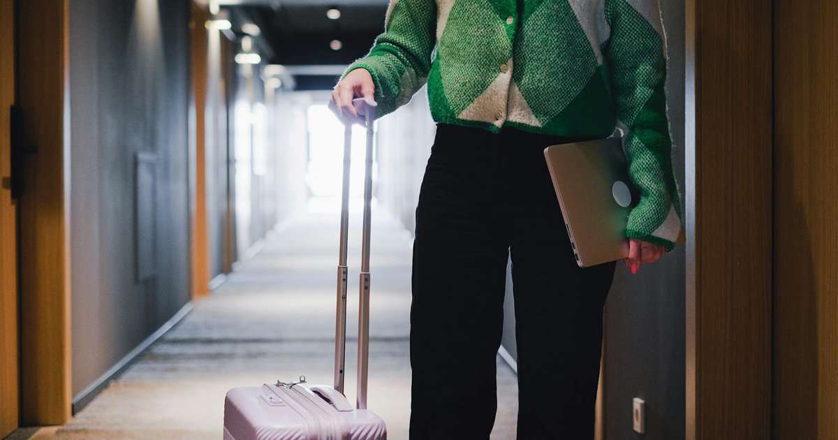 宿泊料金を比較する旅行者のノートパソコン