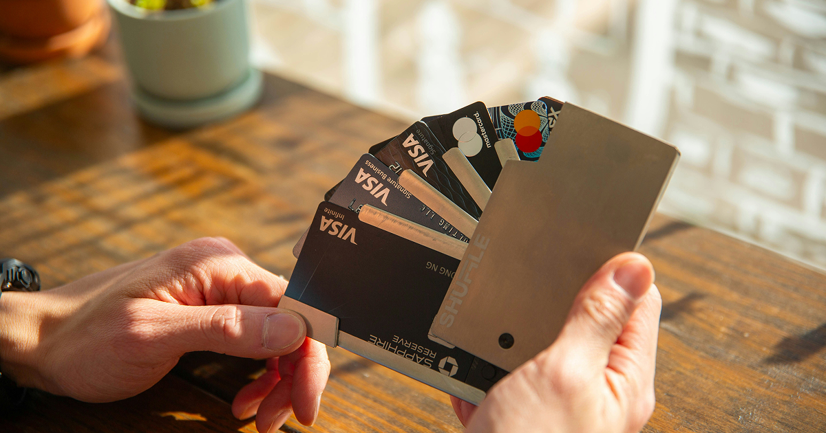 複数のクレジットカードをスキミング防止ケースに収納している手元の様子