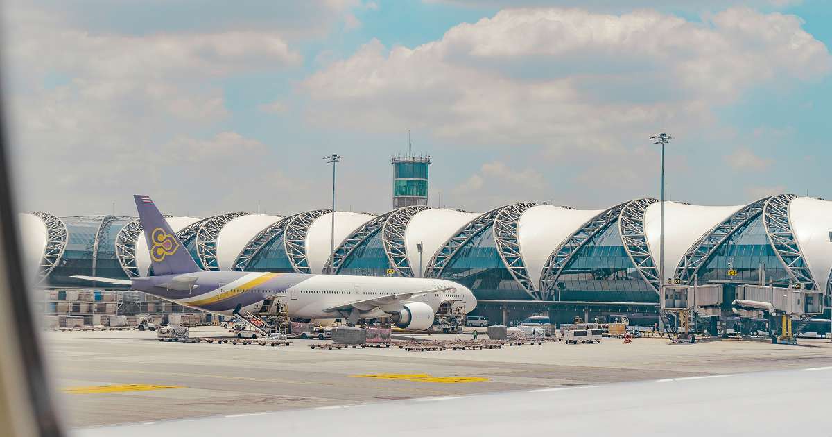 スワンナプーム国際空港で待機する航空機