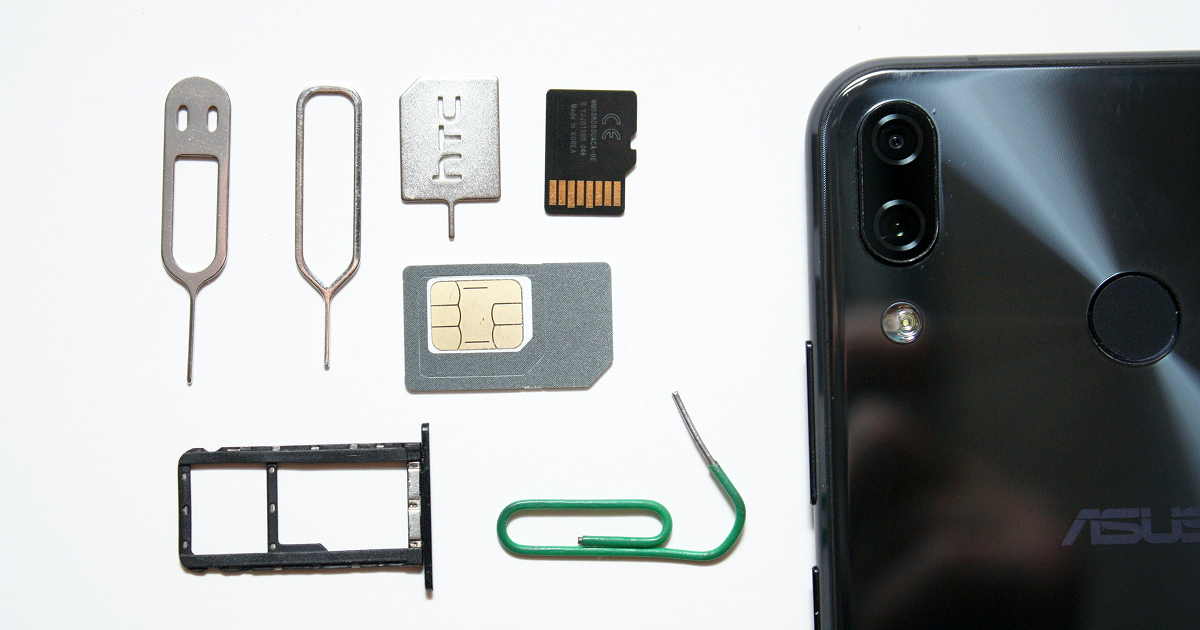 SIMカードとスマートフォンのセットアップアイテム一式