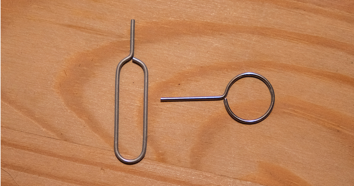 スマートフォンのSIMスロットを開けるための2種類のSIMピン