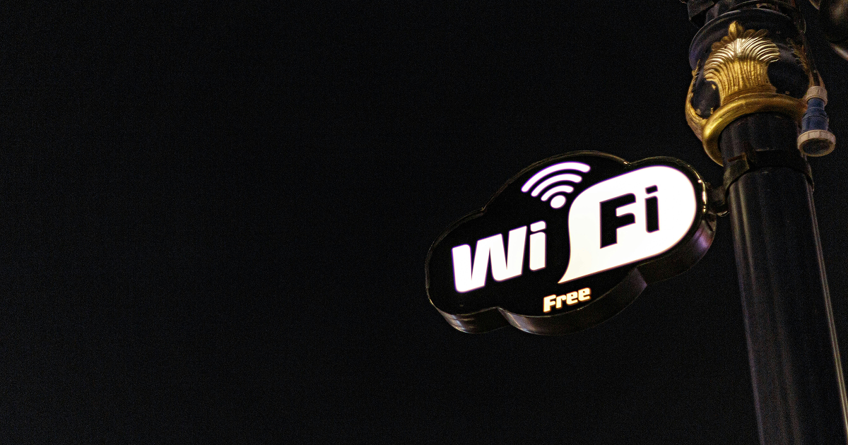 暗がりの中に光るフリーWi-Fiの看板