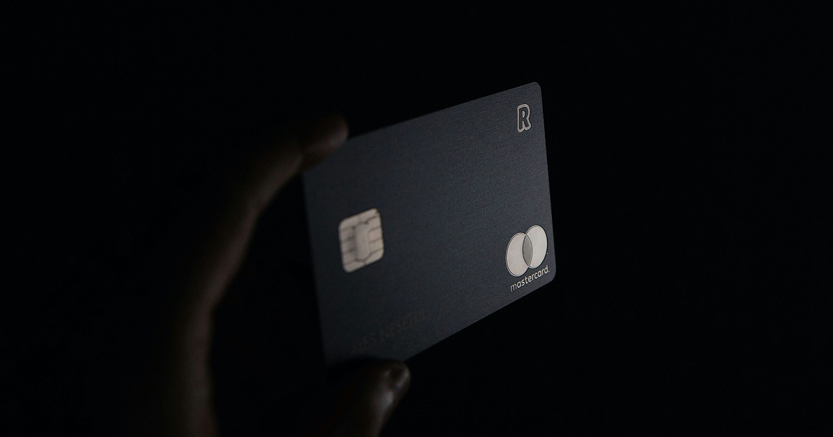 Revolutカードを持つ手