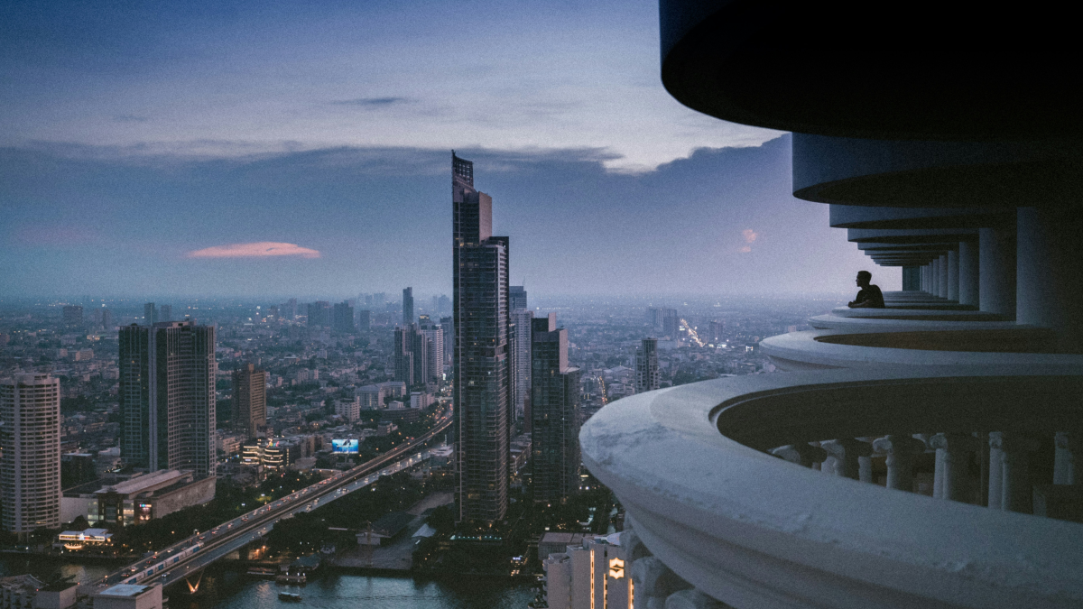 高層階から見下ろすバンコク中心部の夕景