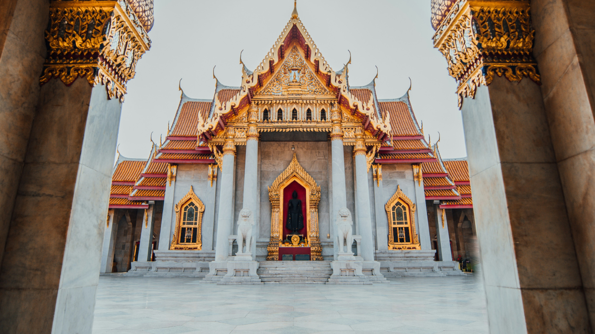 金装飾が美しいバンコクの寺院建築