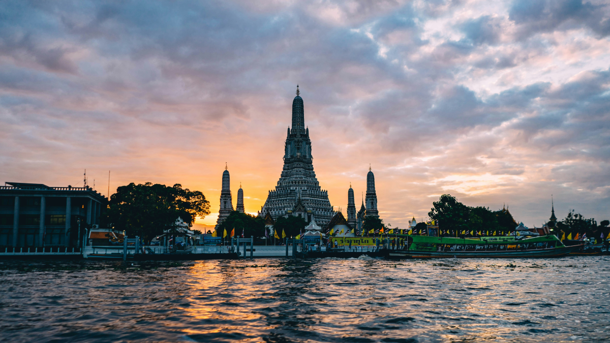 チャオプラヤー川越しに見た夕暮れのワット・アルン
