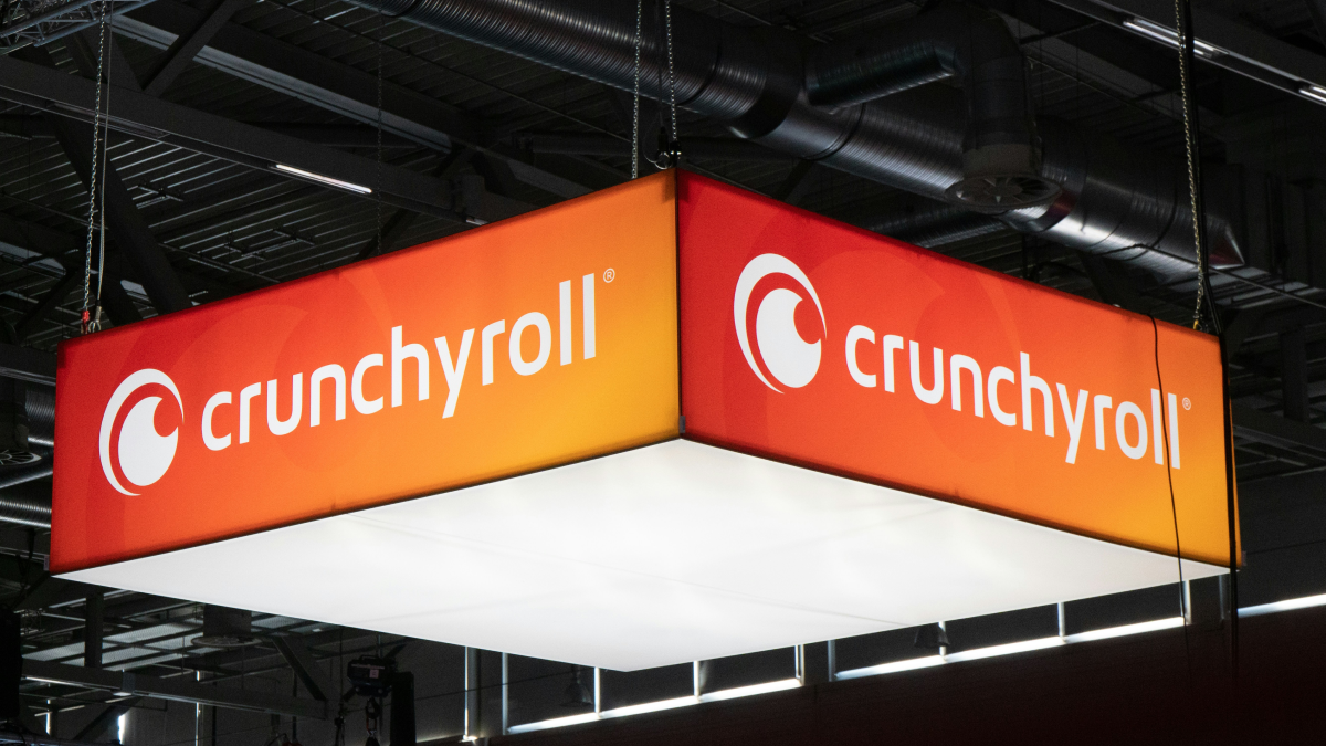 Crunchyrollのロゴが表示された展示会ブースの看板