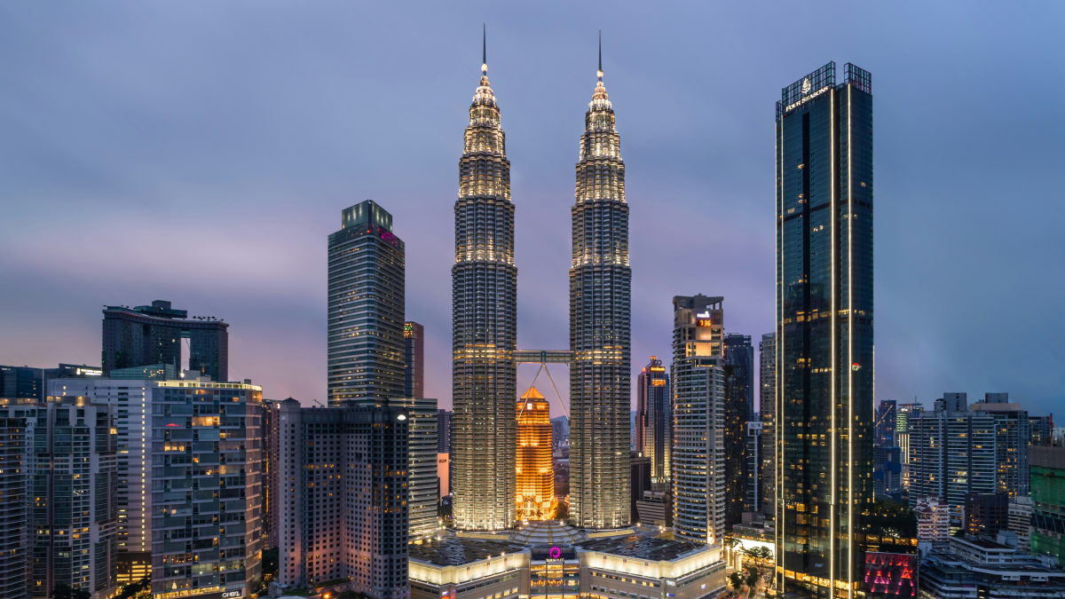 クアラルンプールのペトロナスツインタワーと高層ビル群の夕景