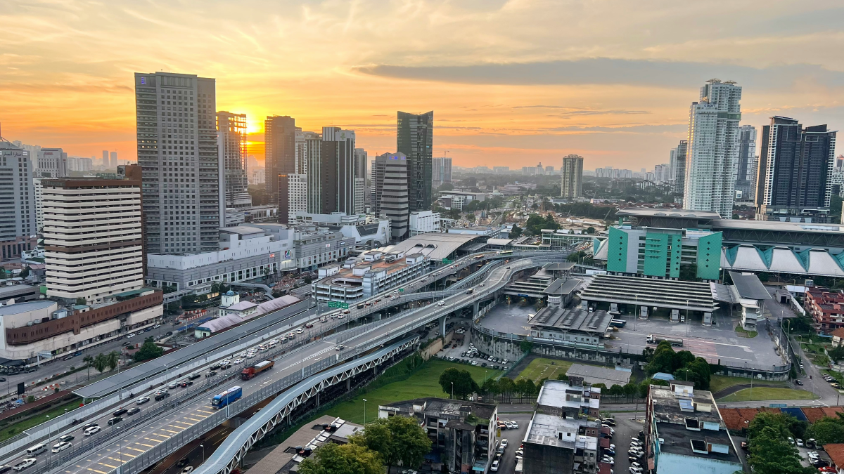 ジョホールバル中心部の高架道路と街並みの夕景