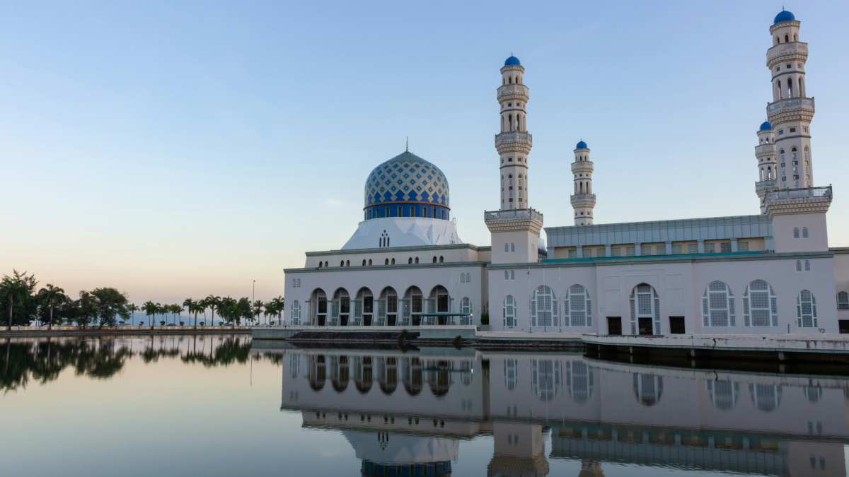 コタキナバルの水上に建つ美しいモスクとそのリフレクション