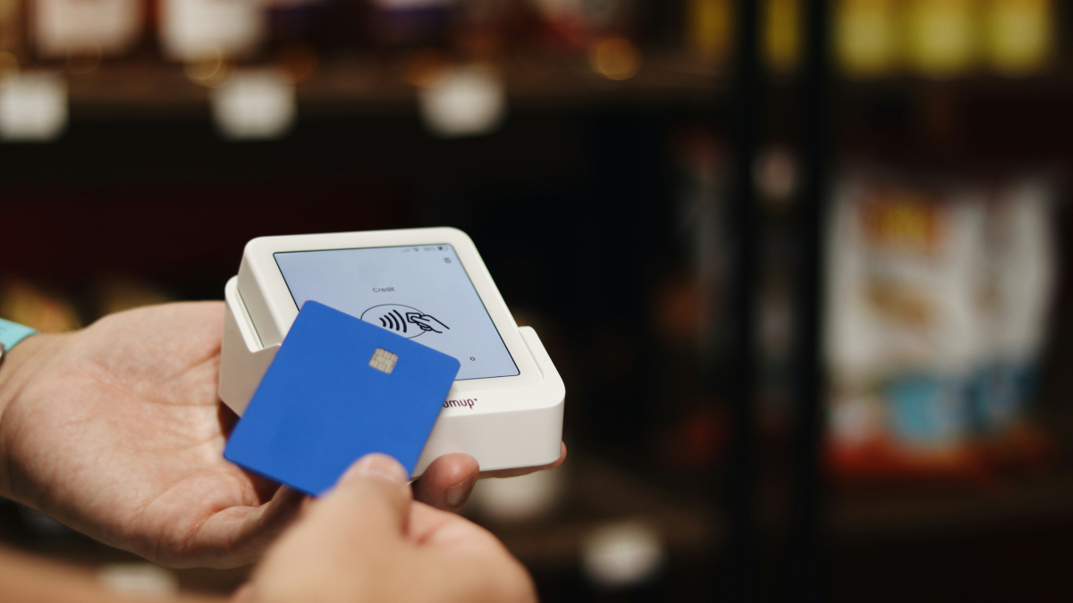クレジットカードでタッチ決済する様子