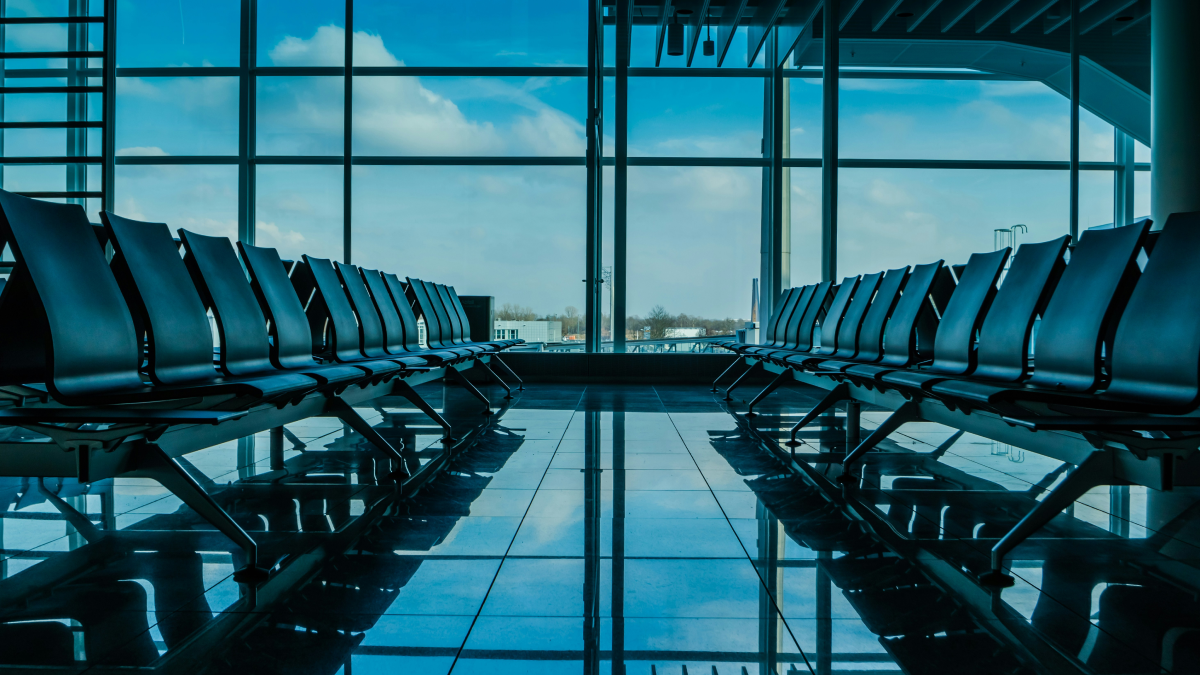搭乗口前に並ぶ空港の待合席