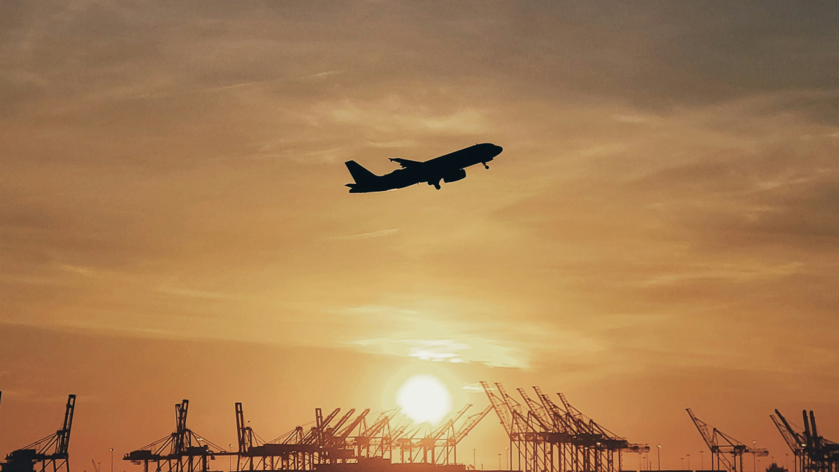 夕暮れに離陸する航空機