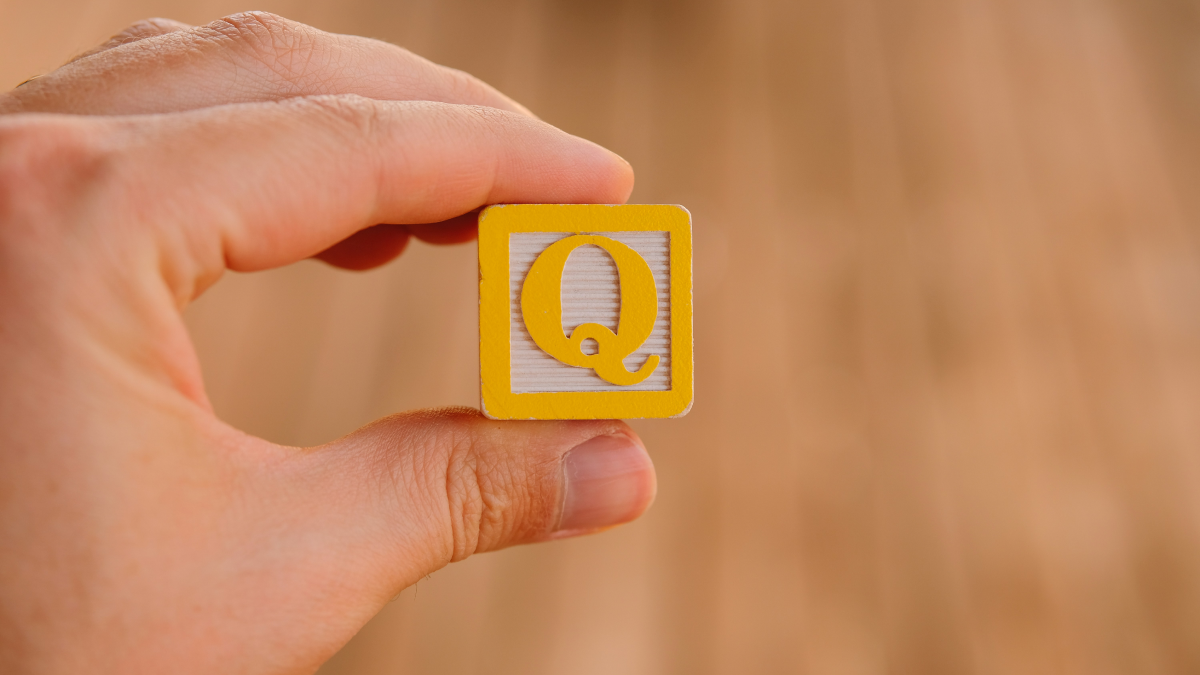 Qという文字の書かれたブロック