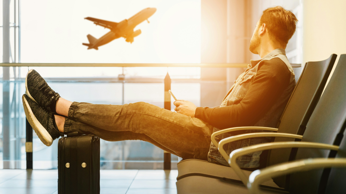 離陸する航空機を眺める男性