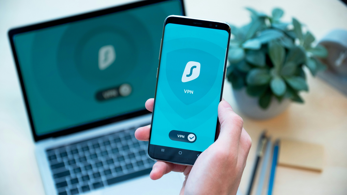 スマートフォンとノートパソコンに表示されたVPNアプリ画面