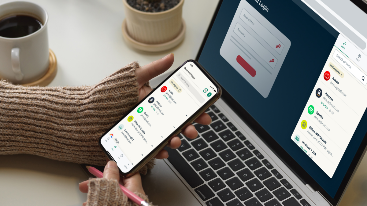 ノートパソコンの横でアプリ一覧を表示したスマートフォン