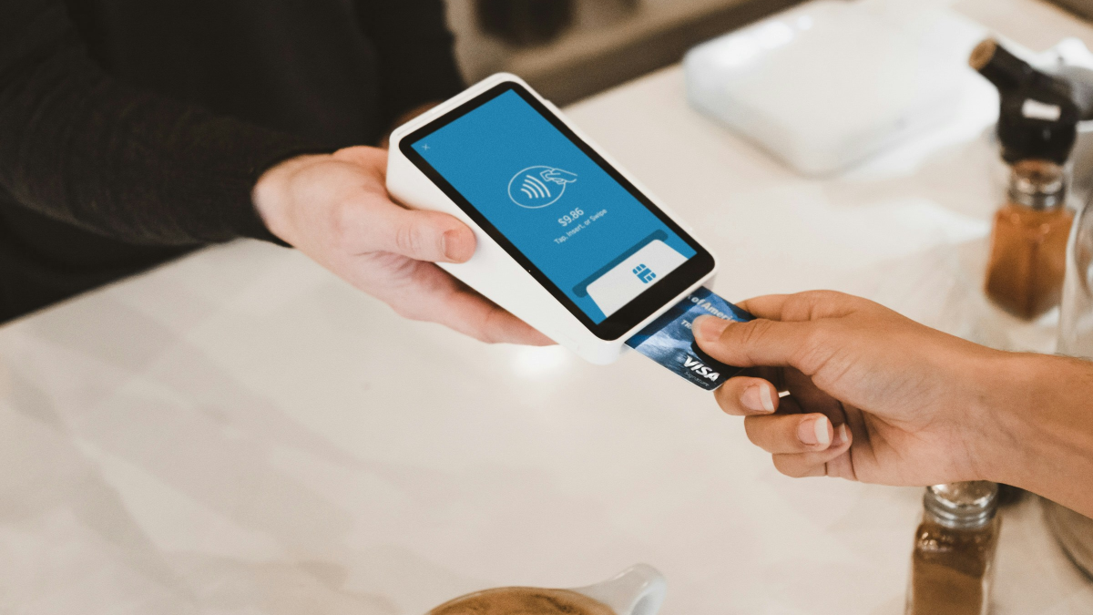 決済端末にVISAカードを差し込む手元